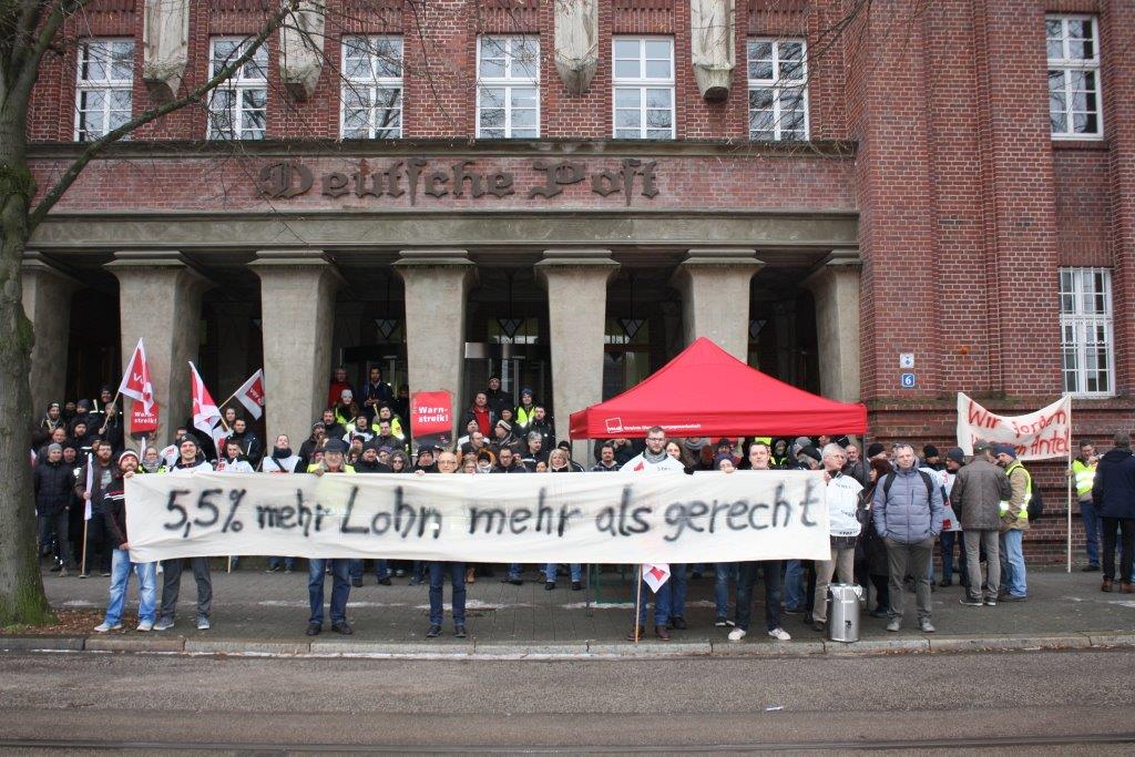 Streikende vor dem Telekomgebäude in der Listemannstraße in Magdeburg