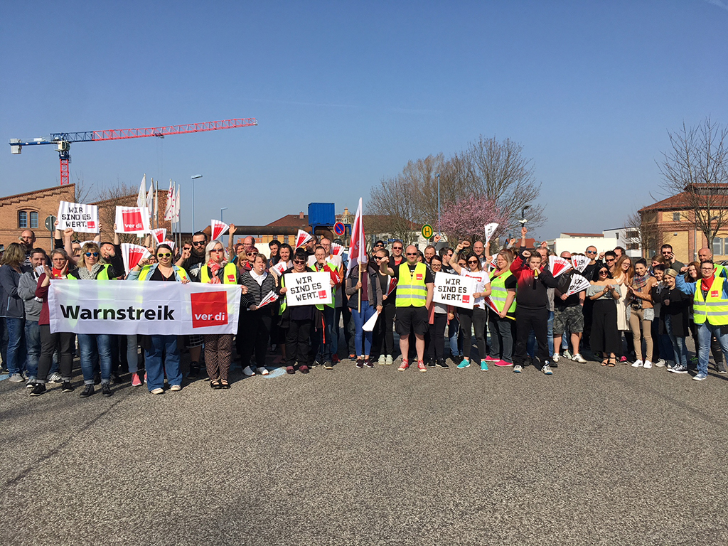 Warnstreik in der Fraunhoferstr. in Magdeburg